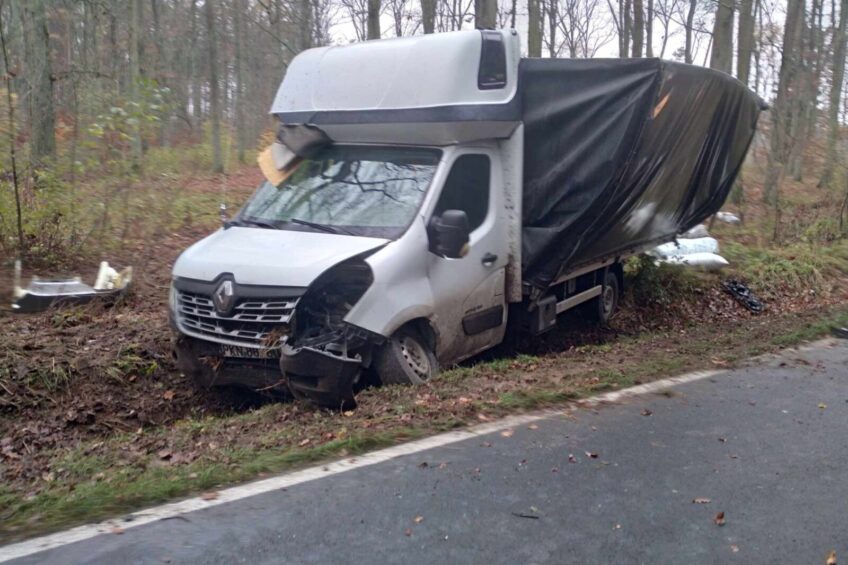 VW Beetle uderzył w tył busa – Master zaliczył „rolkę”