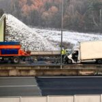 Bus najechał na pługopiaskarkę. Śmiertelny wypadek na A4