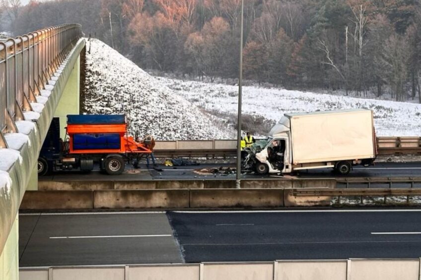 Bus najechał na pługopiaskarkę. Śmiertelny wypadek na A4