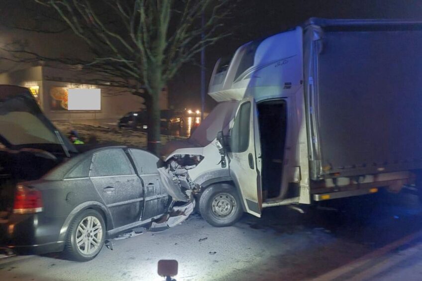 Busem wjechał w osobówkę. Ranna kobieta