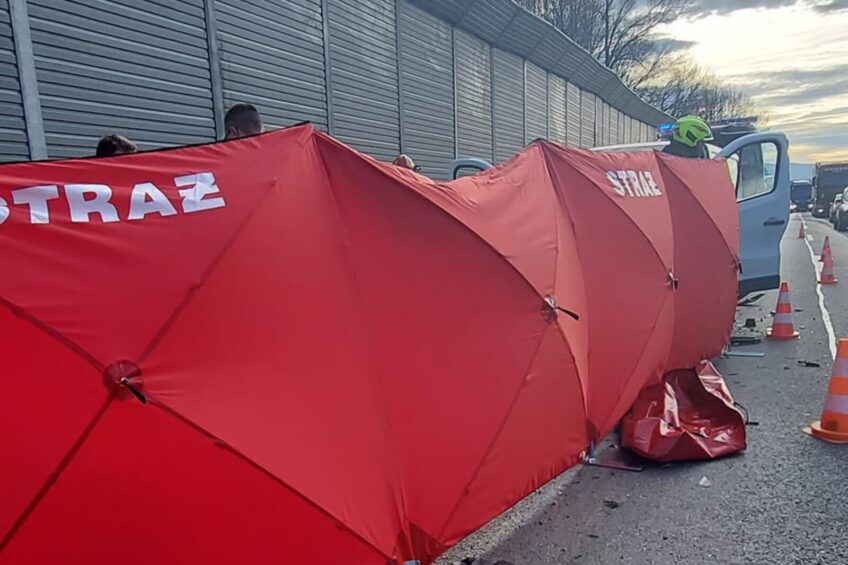 Ciało wypadło na pakę. Furgonem przewożono zwłoki