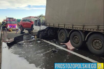 Na A4 Daily z SUV-em na najeździe uderzył w tył naczepy