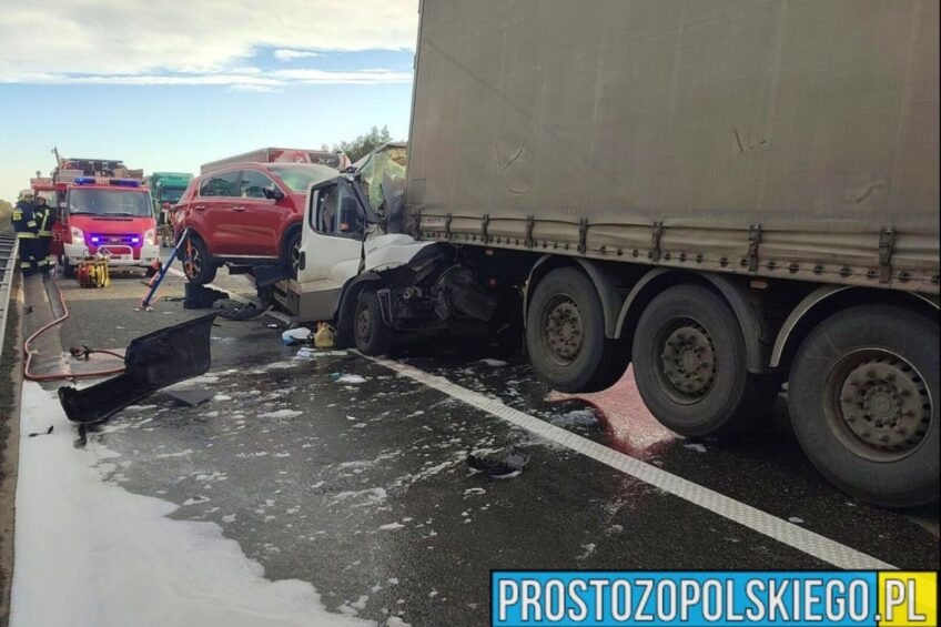 Na A4 Daily z SUV-em na najeździe uderzył w tył naczepy