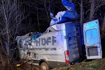 Oskalpowany Transit w rowie – kierowca nie wymagał hospitalizacji