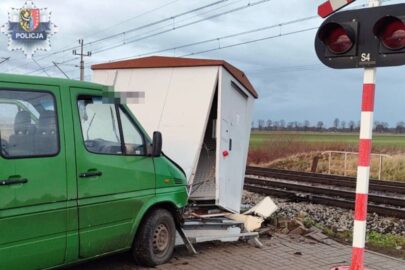 Pijany w sztok kierowca Sprintera kontra infrastruktura kolejowa