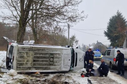 Skradziony Crafter taranował radiowozy. Za kierownicą 15-latek