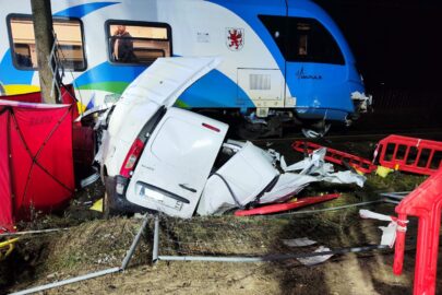 Śmierć na przejeździe kolejowym. Nie żyje kierowca Citana