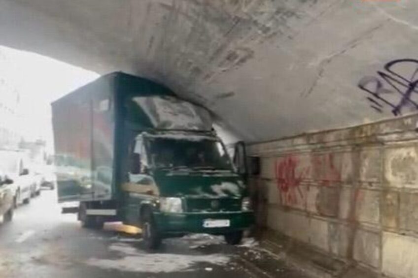 eLTon zaklinował się na warszawskiej Pradze