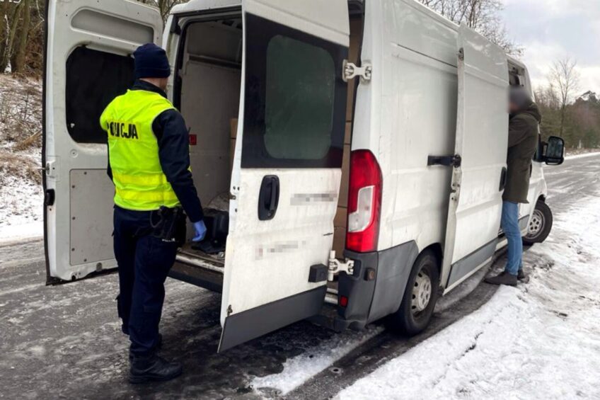 Ducato siedziało nisko – kierowca próbował uciekać