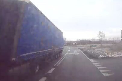 Na DK 15 bryła lodu z naczepy uszkodziła Iveco Daily