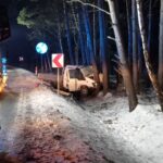 Na DK 45 Transit uderzył w drzewo - zmarły 2 osoby z doki