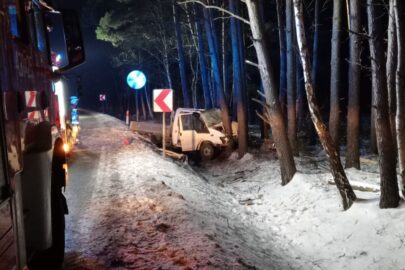 Na DK 45 Transit uderzył w drzewo – zmarły 2 osoby z doki