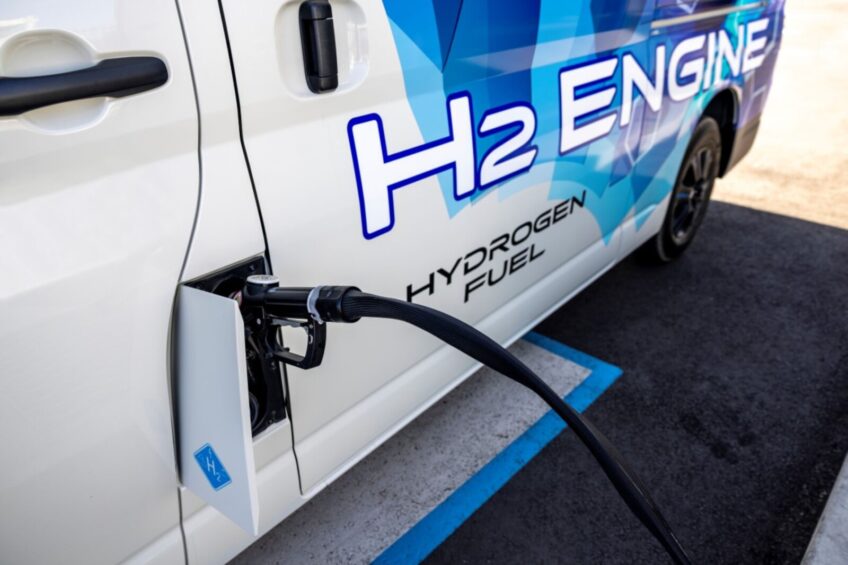 Toyota Hiace z benzynowym silnikiem V6 na sprężony wodór