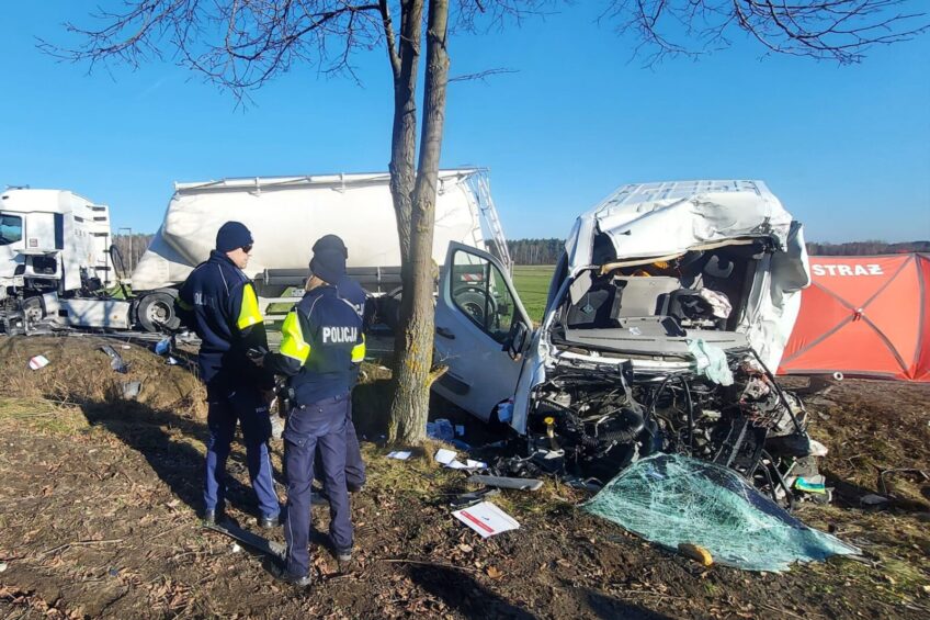 Tragiczny wypadek na DK 74. Bus uderzył w 40-tonowy zestaw