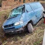 Volkswagenem T4 poobijali radiowozy i przeorali 30 metrów rowu