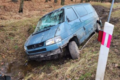 Volkswagenem T4 poobijali radiowozy i przeorali 30 metrów rowu