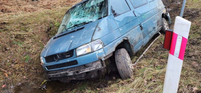 Volkswagenem T4 poobijali radiowozy i przeorali 30 metrów rowu