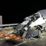 Z Iveco niewiele zostało - na S61 bus najechał na naczepę