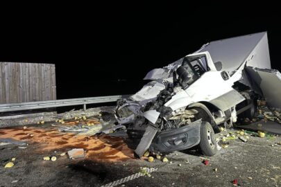 Z Iveco niewiele zostało – na S61 bus najechał na naczepę