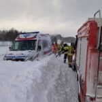 Zima w natarciu - karetka w zaspie a bus w rowie