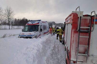 Zima w natarciu – karetka w zaspie a bus w rowie