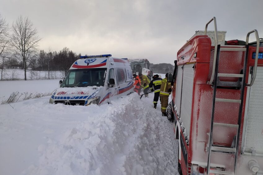 Zima w natarciu – karetka w zaspie a bus w rowie