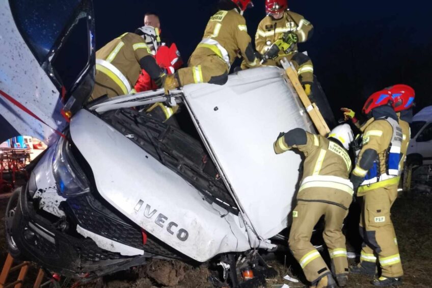 Brygadówka uderzyła w przepust. Kierowca stracił prawo jazdy