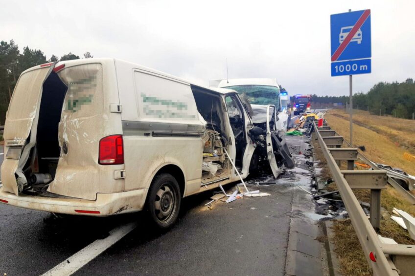 Fatalne zderzenie dwóch dostawczaków na ekspresówce