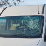 Lód z naczepy wbił się w przednią szybę Movano