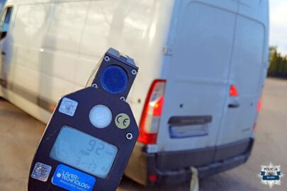 Zbyt szybki 18-letni kurier z podrobionym prawem jazdy