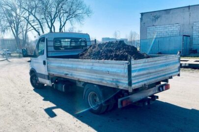 Jechał bez pasów z sypkim ładunkiem bez plandeki