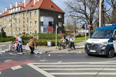 Ładunek z dostawczaka wypadł na drogę. I to na oczach „Krokodyli”