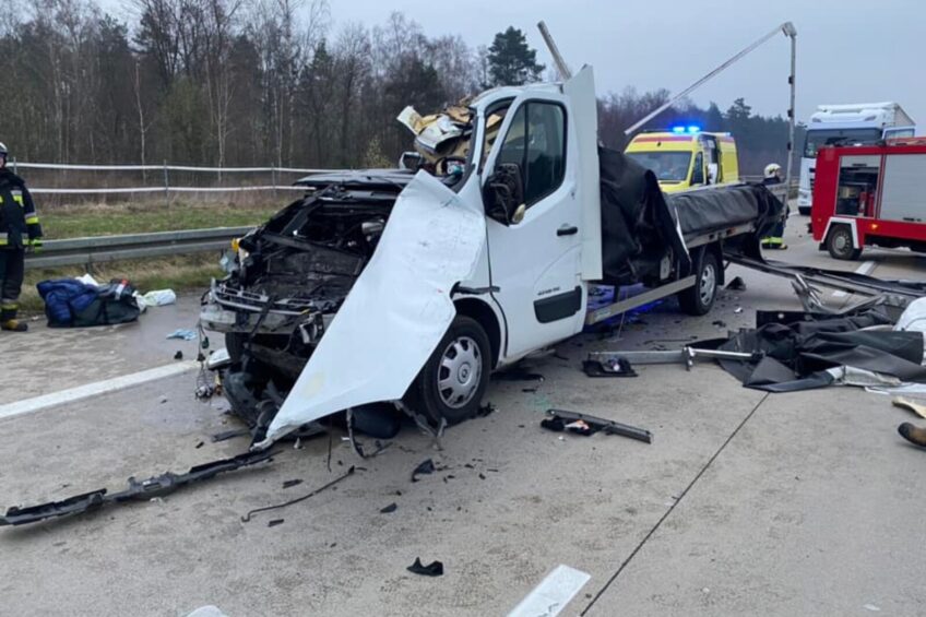 Na A4 bus uderzył w naczepę. Służby miały problem z dojazdem