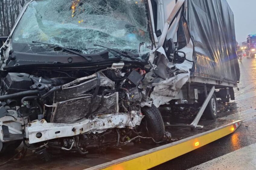 Na A4 jadące pod prąd Audi wbiło się w Renault Master