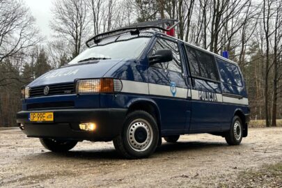 Policyjny VW Transporter do kupienia – ma żółte tablice