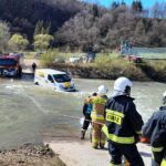 Przedwczesny śmigus-dyngus. Kurierski Trafic utknął w Wisłoce