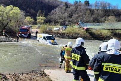 Przedwczesny śmigus-dyngus. Kurierski Trafic utknął w Wisłoce