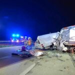 Rozpruty Sprinter po uderzeniu w pomoc drogową na S8