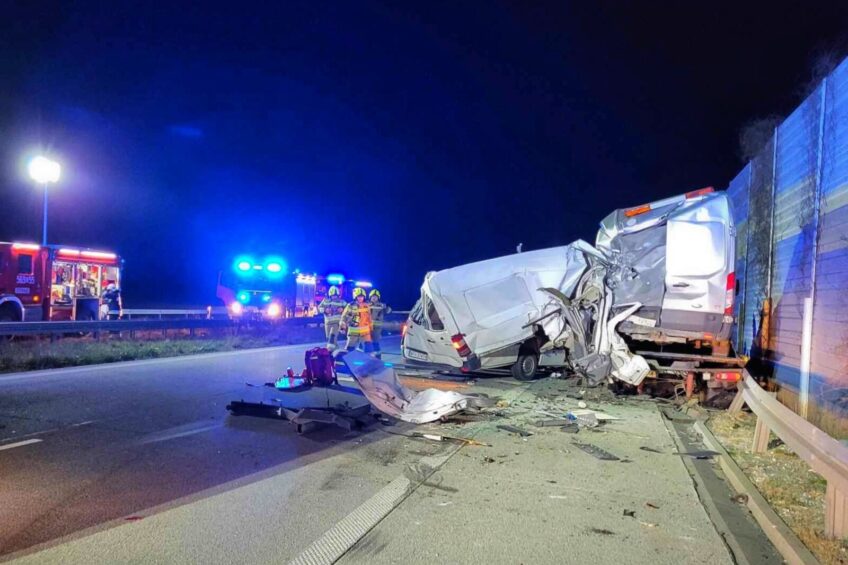 Rozpruty Sprinter po uderzeniu w pomoc drogową na S8