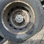 Tak się wozi na Wyspach - felga Transita miała 2 z 6 śrub