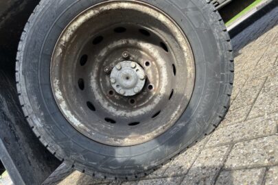 Tak się wozi na Wyspach – felga Transita miała 2 z 6 śrub