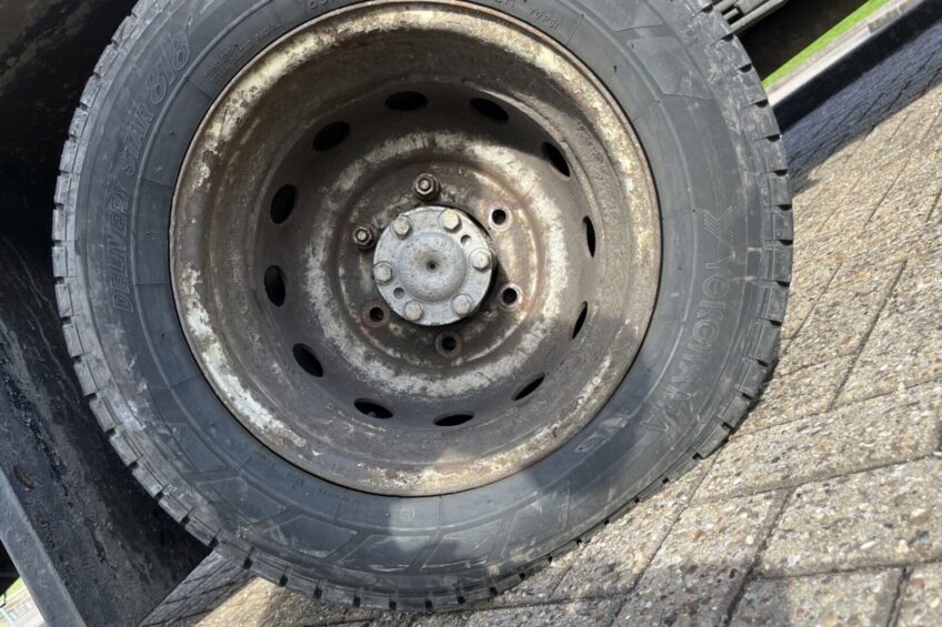 Tak się wozi na Wyspach – felga Transita miała 2 z 6 śrub