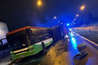 Zagapił się. Bus wbił się w tył stojącego na przystanku autobusu