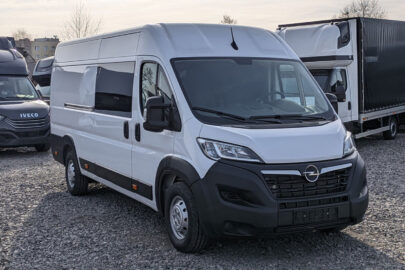 Brygadówka czy minibus – które auto lepsze dla ekipy budowlanej?