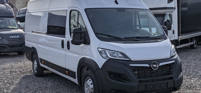 Brygadówka czy minibus – które auto lepsze dla ekipy budowlanej