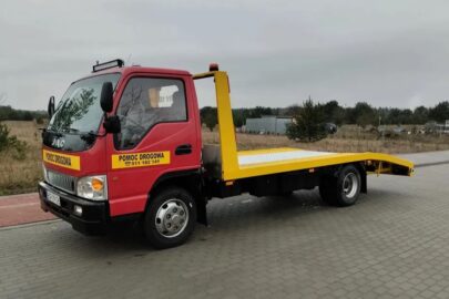 Chiński JAC 1063K jako pomoc drogowa. Pod kabiną Cummins