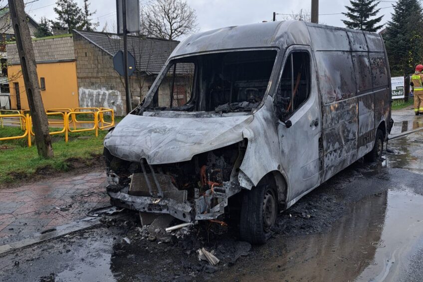 Doszczętnie spalone Renault Master. A zaczęło się od pieszego