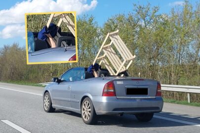 Klient sobie sam poradził. Cabrio na A7 z półką trzymaną ręką