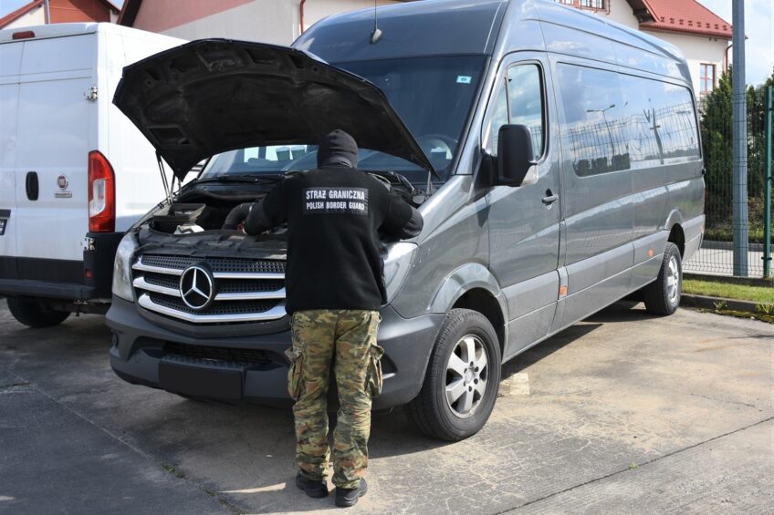 Podrobiony VIN a skrzynia trefna – Sprinter wpadł w Hrebennem