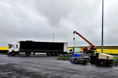 Próbował ominąć kontrolę. Na przeładunek busa wezwano dźwig
